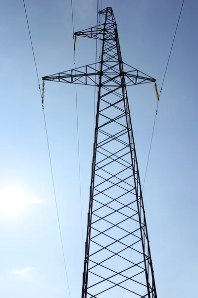 Pylônes haute tension contre le ciel bleu — Photo