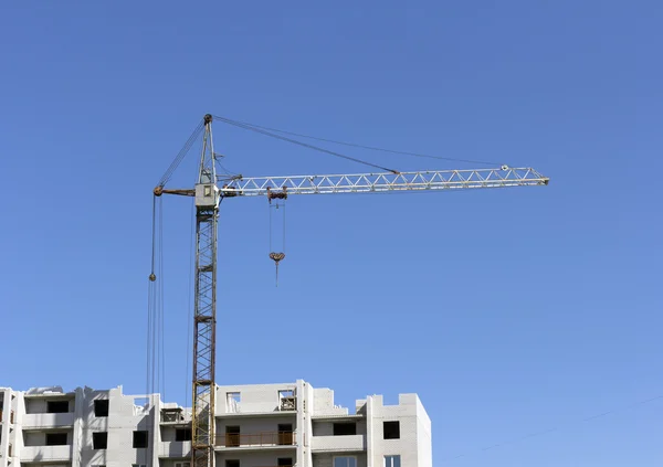 Paysage industriel, grue de construction contre le ciel bleu — Photo