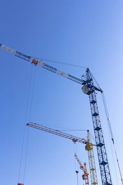 Paysage industriel, grue de construction contre le ciel bleu — Photo