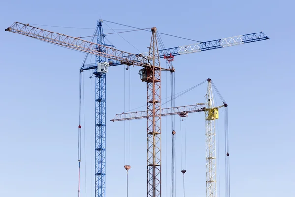 Industriële landschap met silhouetten van kranen op de hemel backg — Stockfoto