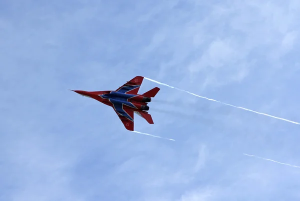 BARNAUL, RUSIA - 16 de agosto de 2015: Equipo acrobático Caballero ruso —  Fotos de Stock