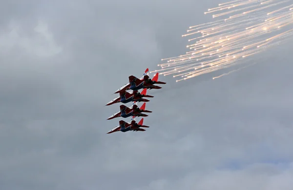 BARNAUL, RUSIA - 16 de agosto de 2015: Equipo acrobático Caballero ruso —  Fotos de Stock