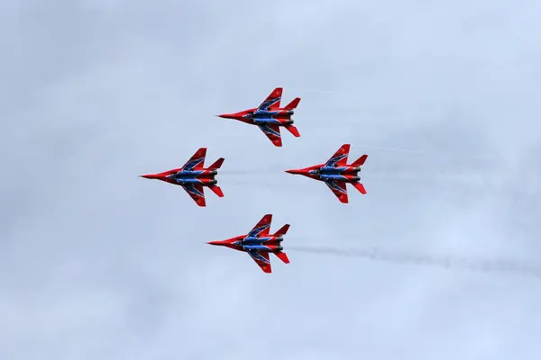 BARNAUL, RUSIA - 16 de agosto de 2015: Equipo acrobático Caballero ruso —  Fotos de Stock