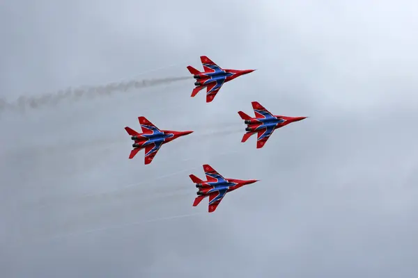 BARNAUL, RUSIA - 16 de agosto de 2015: Equipo acrobático Caballero ruso —  Fotos de Stock