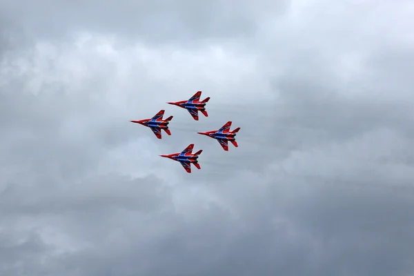 BARNAUL, RUSIA - 16 de agosto de 2015: Equipo acrobático Caballero ruso —  Fotos de Stock