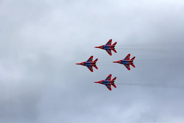 BARNAUL, RUSIA - 16 de agosto de 2015: Equipo acrobático Caballero ruso —  Fotos de Stock