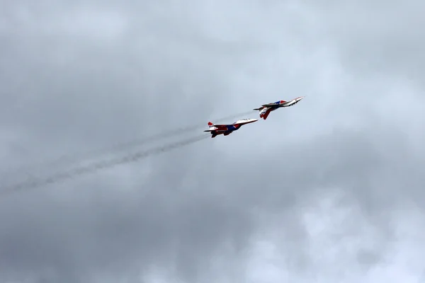 BARNAUL, RUSIA - 16 de agosto de 2015: Equipo acrobático Caballero ruso —  Fotos de Stock