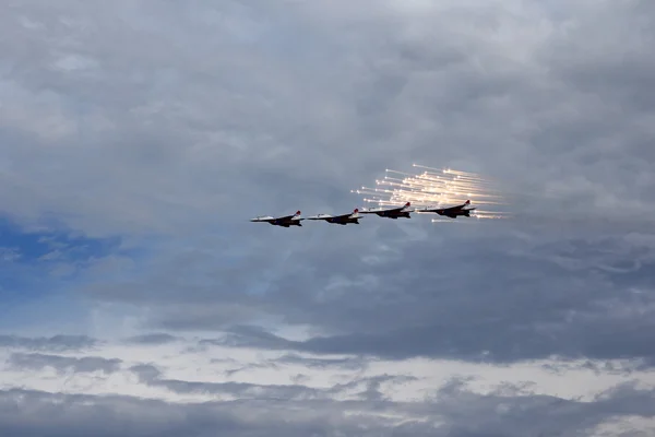 BARNAUL, RUSIA - 16 de agosto de 2015: Equipo acrobático Caballero ruso —  Fotos de Stock