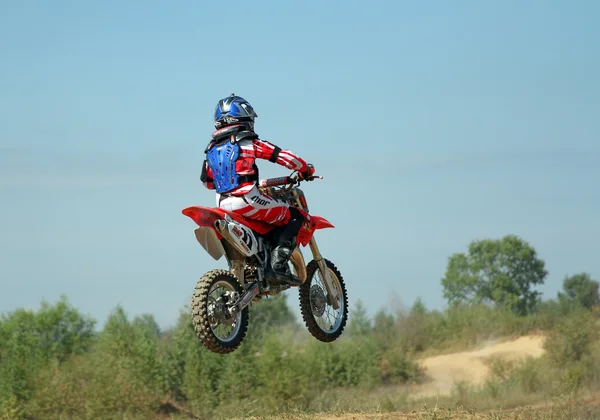 ARSENYEV, RÚSSIA - AGO 30: Cavaleiro participa na rodada de t — Fotografia de Stock