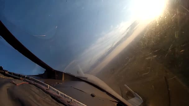 Vuelo sobre tierra vista desde avión de cabina . — Vídeos de Stock
