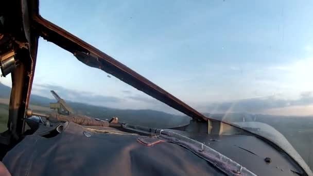 Vuelo sobre tierra vista desde avión de cabina . — Vídeos de Stock