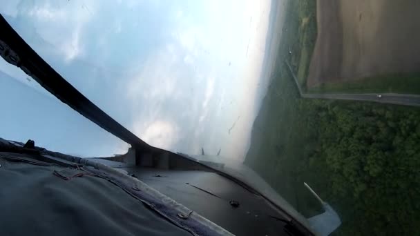 Vlucht over Landzicht van cockpit vliegtuig. — Stockvideo