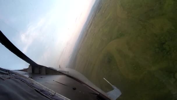 Vlucht over Landzicht van cockpit vliegtuig. — Stockvideo