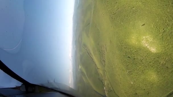 Vlucht over Landzicht van cockpit vliegtuig. — Stockvideo