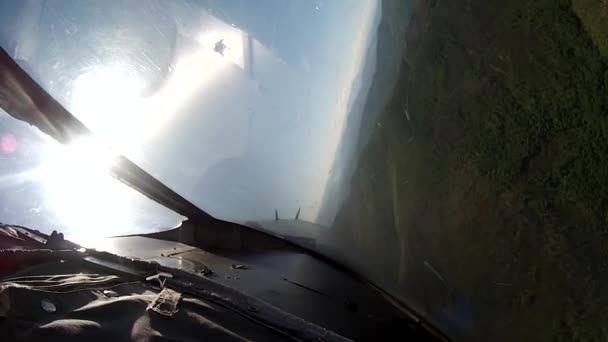 Vuelo sobre tierra vista desde avión de cabina . — Vídeos de Stock