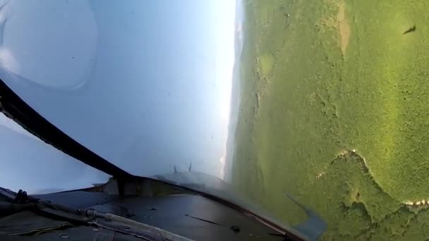 Vlucht over Landzicht van cockpit vliegtuig. — Stockvideo