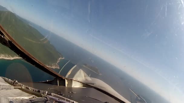 Vuelo sobre vista al mar desde el avión de cabina . — Vídeos de Stock