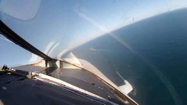 Flight over sea view from cockpit plane. — Stock Video