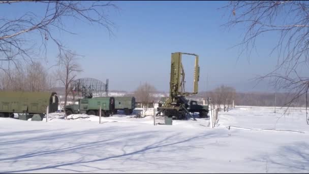 Estación de radar militar verde gira en invierno . — Vídeos de Stock