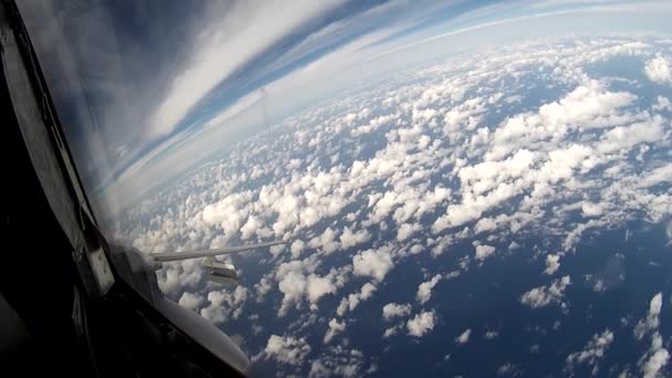 Volo sopra le nuvole vista dal piano di pilotaggio . — Video Stock