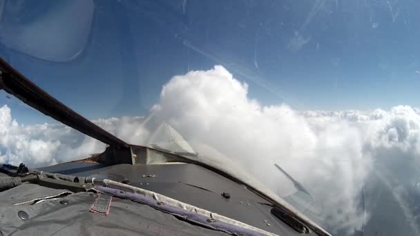 Vlucht over wolken uitzicht vanaf cockpit vliegtuig. — Stockvideo