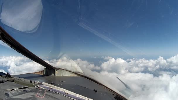 Πτήση πάνω από τα σύννεφα θέα από το πιλοτήριο αεροπλάνο. — Αρχείο Βίντεο