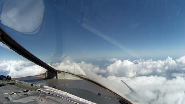 Vlucht over wolken uitzicht vanaf cockpit vliegtuig. — Stockvideo