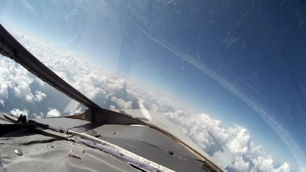 Vol au-dessus des nuages vue depuis l'avion du poste de pilotage . — Video