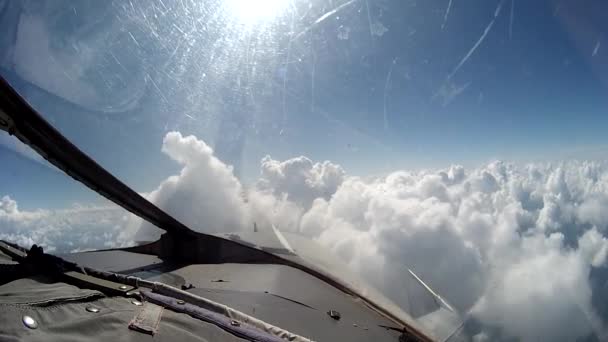 Vlucht over wolken uitzicht vanaf cockpit vliegtuig. — Stockvideo