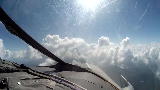 Vuelo sobre nubes vista desde el avión de cabina . — Vídeos de Stock