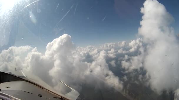 Flyg över molnen utsikten från sittbrunnen plan. — Stockvideo