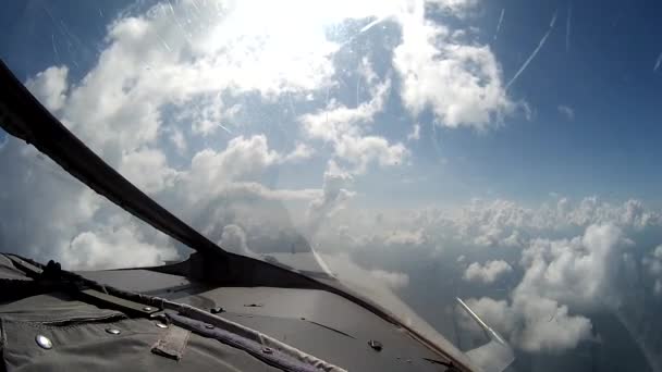 Vol au-dessus des nuages vue depuis l'avion du poste de pilotage .