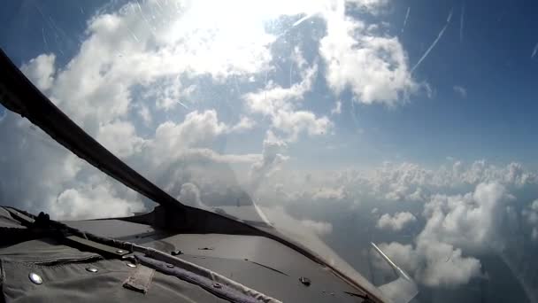 Flug über Wolken Sicht aus dem Cockpit. — Stockvideo