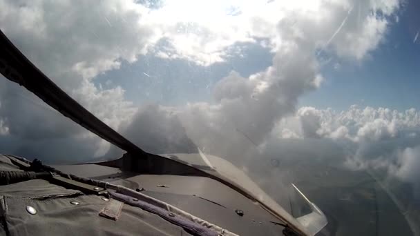 Flyg över molnen utsikten från sittbrunnen plan. — Stockvideo