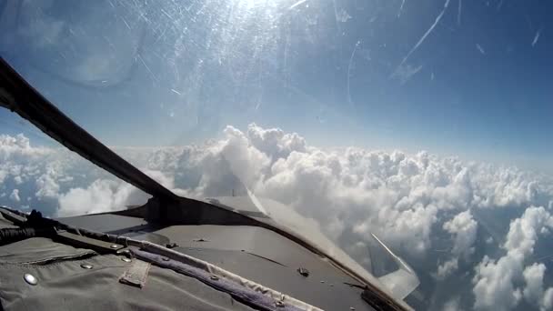 Vlucht over wolken uitzicht vanaf cockpit vliegtuig. — Stockvideo