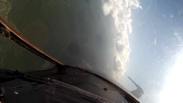 Полет над облаками вид с борта самолета . — стоковое видео