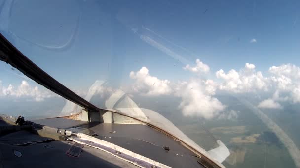 Vuelo sobre nubes vista desde el avión de cabina . — Vídeo de stock