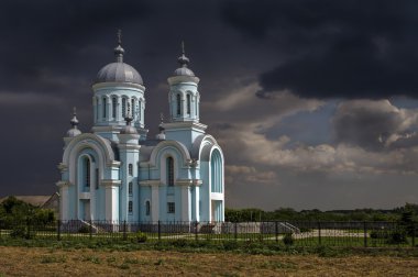 Kilisenin bir fırtınalı gökyüzü arka plan üzerinde