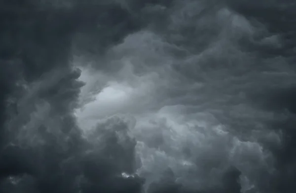 Dramatischer Himmel vor dem Sturm — Stockfoto