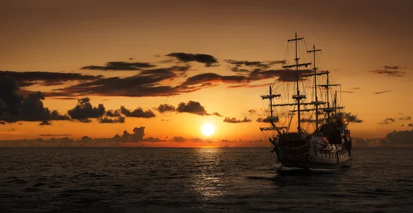 Piratenschiff auf hoher See — Stockfoto