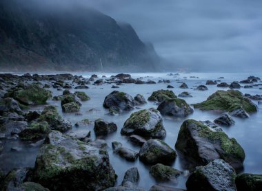 Doğa arka planı, deniz kıyısındaki taşlar Yağmurlu bir akşamda fotokopi alanı ile