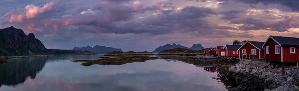 Gün Batımında Lofoten Adalarındaki Bir Balıkçı Köyünün Panoramik Görüntüsü — Stok fotoğraf