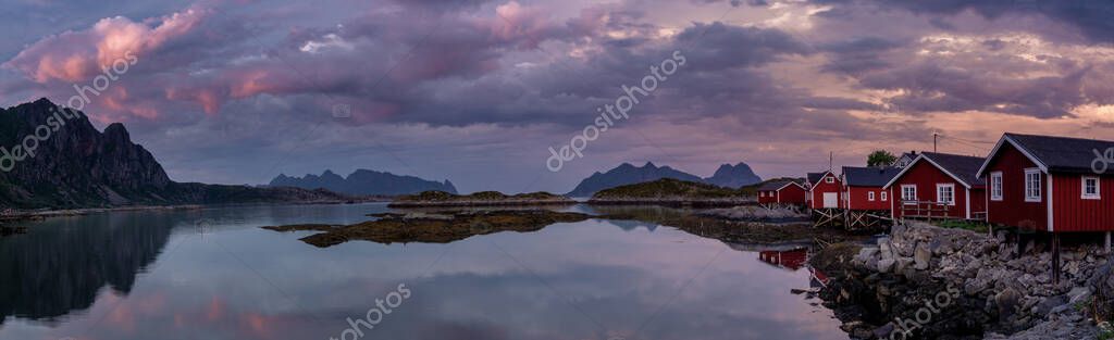 Blick Auf Ein Fischerdorf Auf Den Lofoten Bei Sonnenuntergang lizenzfreie Stockbilder