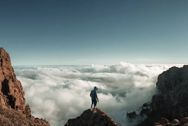 Άνθρωπος Στέκεται Στην Κορυφή Του Βουνού Πάνω Από Σύννεφα — Φωτογραφία Αρχείου