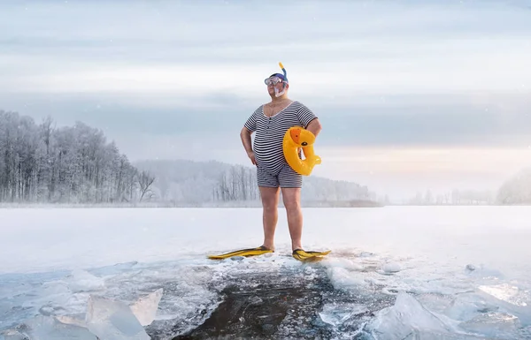 Übergewichtiger Retro Schwimmer Steht Eisloch See Beim Kalten Sonnenaufgang Mit Stockfoto