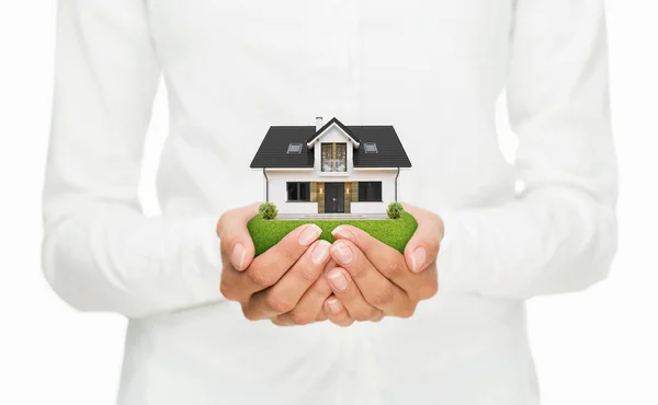 Sachversicherungskonzept Nahaufnahme Weiblicher Hände Die Ein Kleines Haus Halten Stockbild