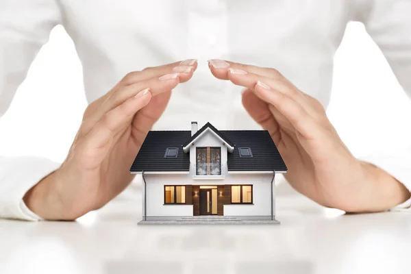 Heimatschutzkonzept Nahaufnahme Weiblicher Hände Die Modernes Haus Bedecken Stockbild