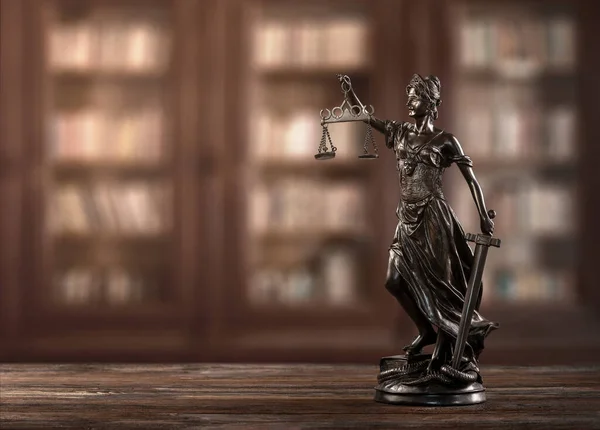 Großaufnahme Von Themis Justizfrau Figur Auf Einem Schreibtisch Mit Kopie Stockbild