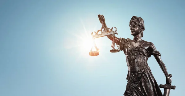 Леді Справедливість Скульптура Феміди Над Ясним Блакитним Небом Копіювальним Простором — стокове фото