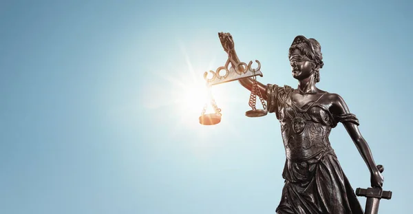 Lady Justice Themis Skulptur Über Blauem Himmel Mit Kopierraum Stockbild